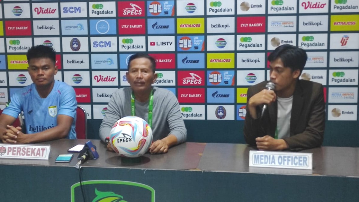Pelatih Persela Lamongan, Djajang Nudjaman saat prescon setelah pertandingan Persela Vs Persekat. (Foto: Adyad Ammy I./jatimnow.com)