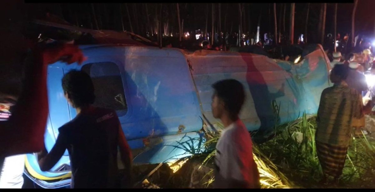 Kondisi lokasi kejadian pasca KA Probowangi tabrak elf di Lumajang.