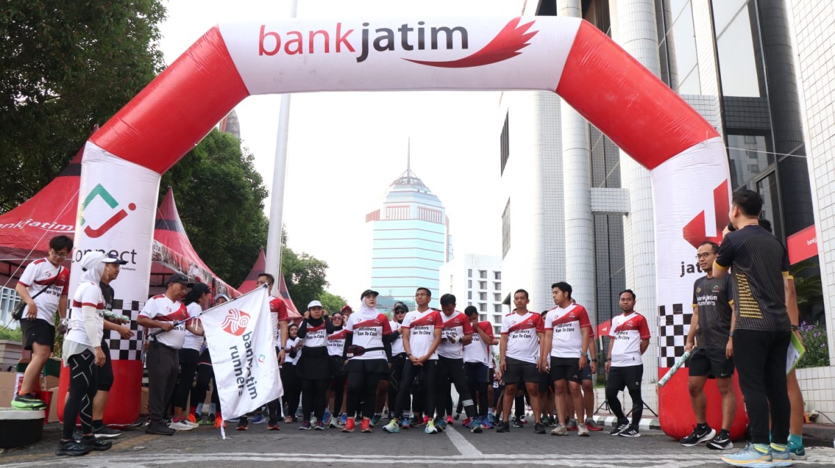 Bank Jatim Runner Community menyelenggarakan kegiatan berlari sambil berdonasi kepada Yayasan Pembinaan Anak Cacat (YPAC) dan Save Street Child. (Foto: Humas Bank Jatim for jatimnow.com)