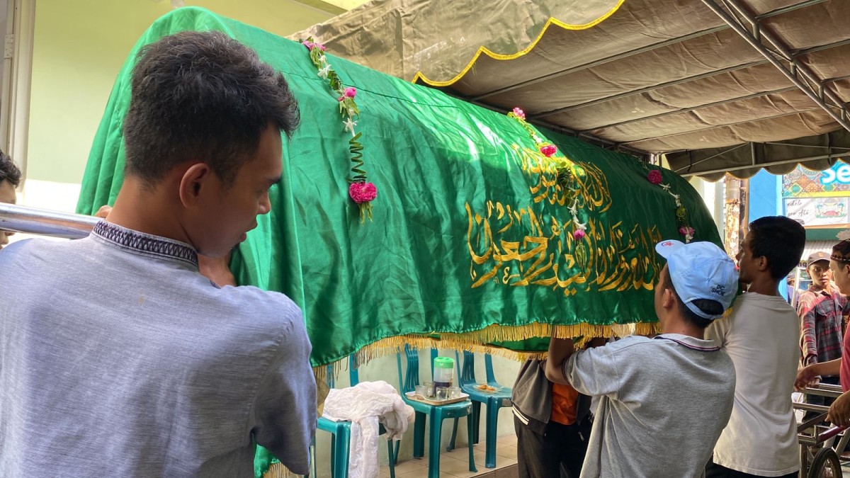 Jenazah Titik saat akan dimakamkan (foto: Ni'am Kurniawan/jatimnow.com)