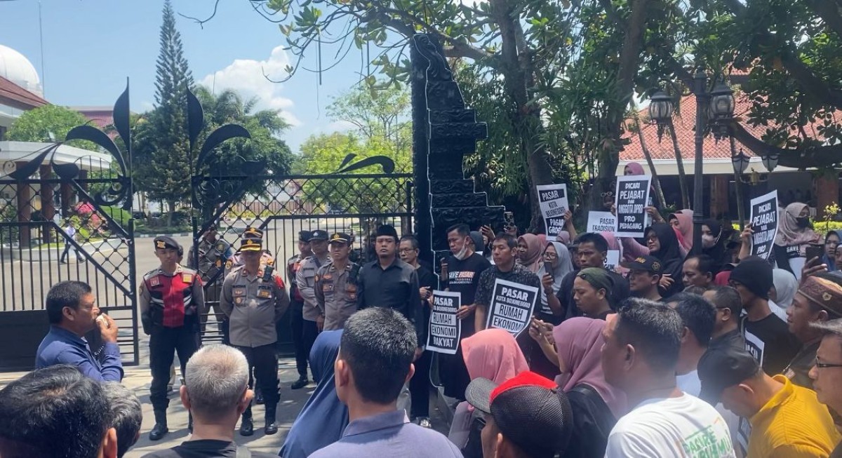 Suasana aksi damai di depan komplek Pemkab Bojonegoro (Misbahul Munir/jatimnow.com)