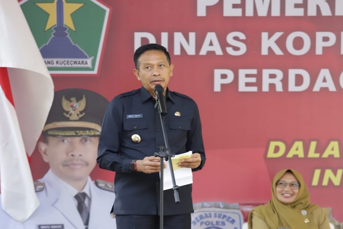 Pj Wali Kota Malang, Wahyu Hidayat saat menghadiri kegiatan pasar murah di Kantor Kecamatan Kedungkandang. (Foto: Prokopim Pemkot Malang)
