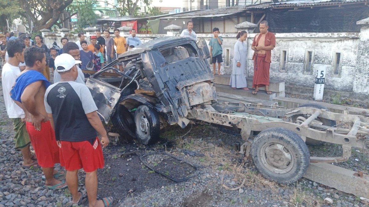 Pikap Tertabrak KA di Lamongan Terekam CCTV, Aksi Penyelamatan Diri Bikin Deg-Degan