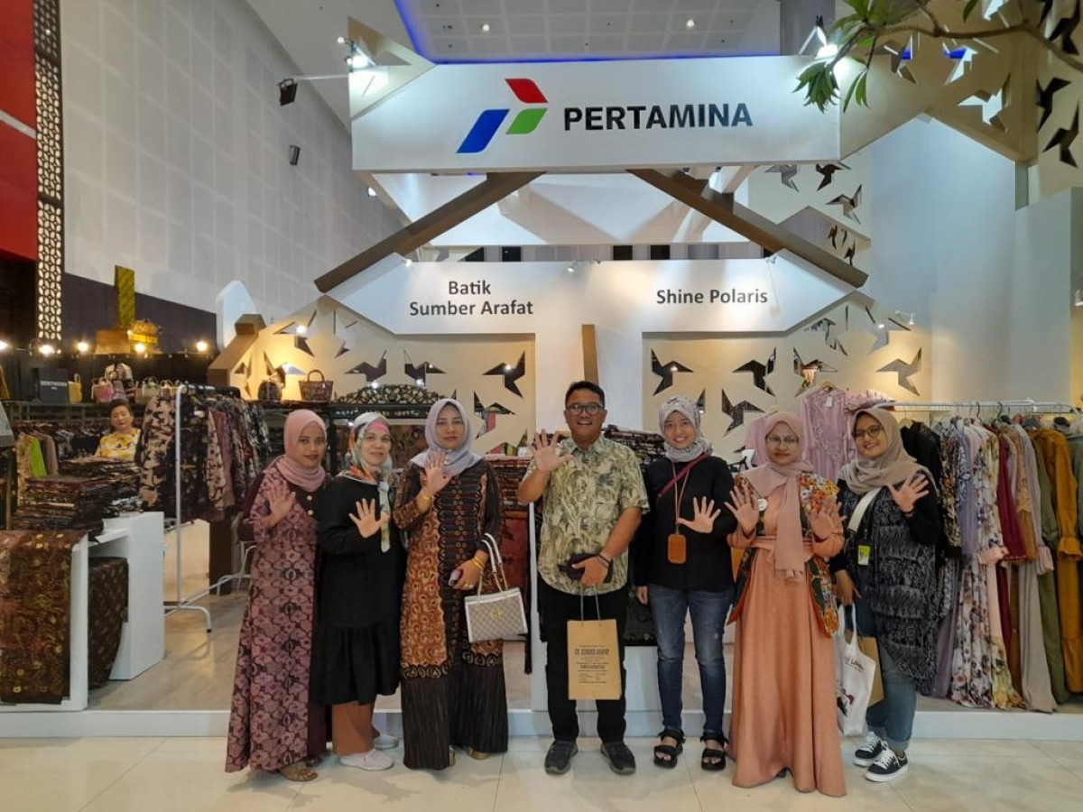 Penghargaan diserahkan langsung Kepala Dinas Perindustrian dan Perdagangan Provinsi Jatim, Dr Ir Iwan. (Foto: Humas Pemprov Jatim for jatimnow.com))