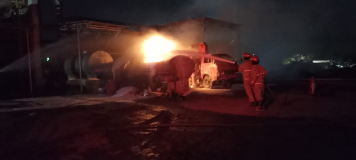 Petugas Damkarmat Bojonegoro saat memadamkan kebakaran di kawasan industri PT SBS (dok Damkarmat Bojonegoro for jatimnow.com)