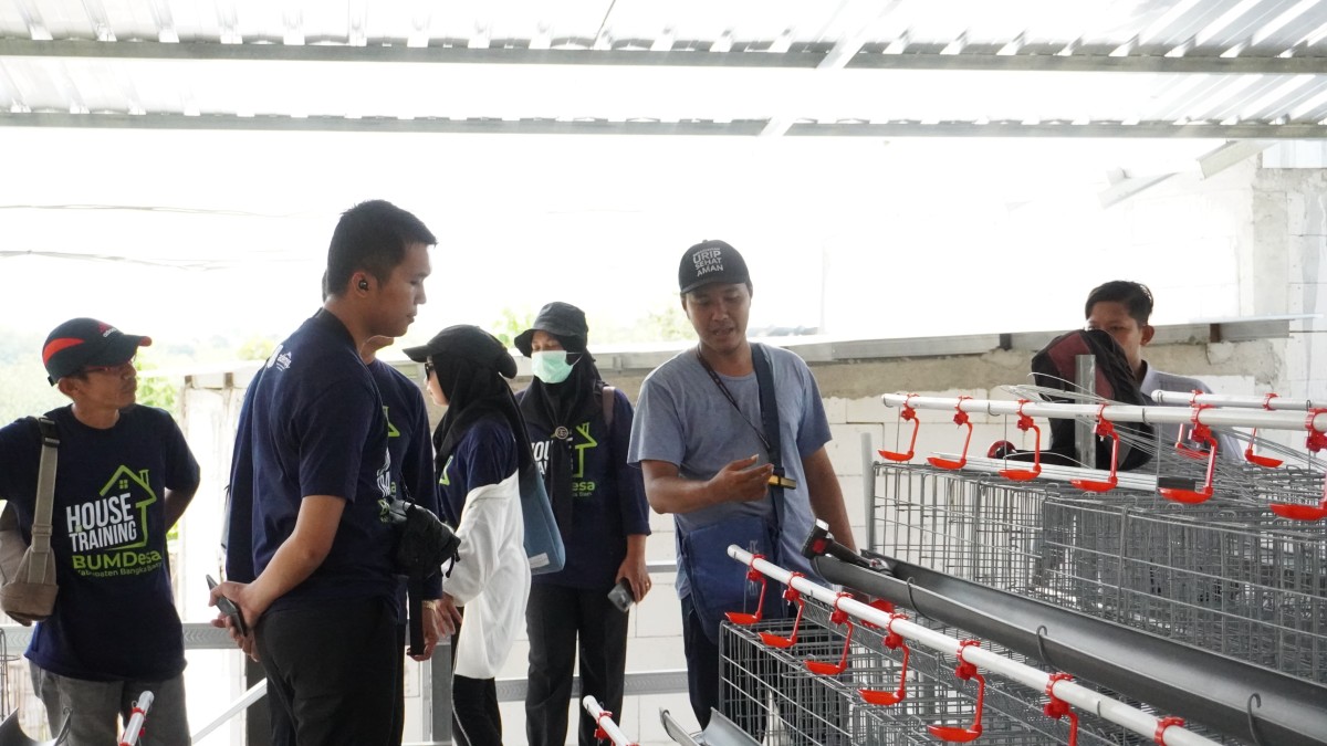 Pengelola BUMDes Bandungrejo saat menjelaskan pada peserta studi banding dari Bangka Barat. (Foto: Roy for jatimnow.com)