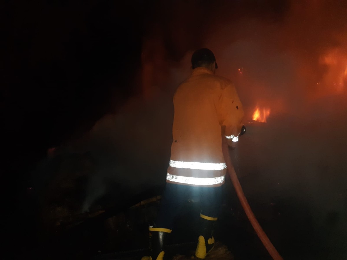 Petugas Damkar Lamongan saat melokalisir kebakaran kandang ternak di Mantup Lamongan. (Foto : Damkar Lamongan for jatimnow.com)