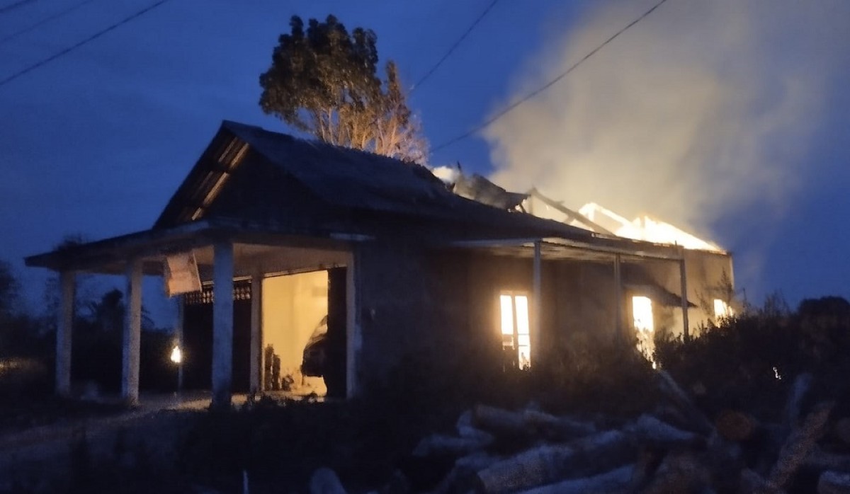 Gudang agen elpiji di Solokuro Lamongan saat terbakar. (Foto: Damkar Lamongan for jatimnow.com)