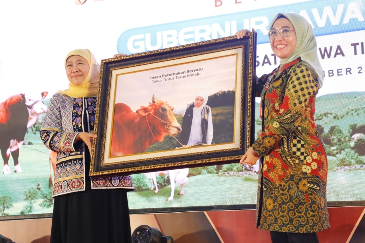 Gubernur Khofifah saat diberi cinderamata dari Kepala Dinas Peternakan Jatim Indyah Aryani (Foto-goto: Humas Pemprov Jatim for jatimnow.com)