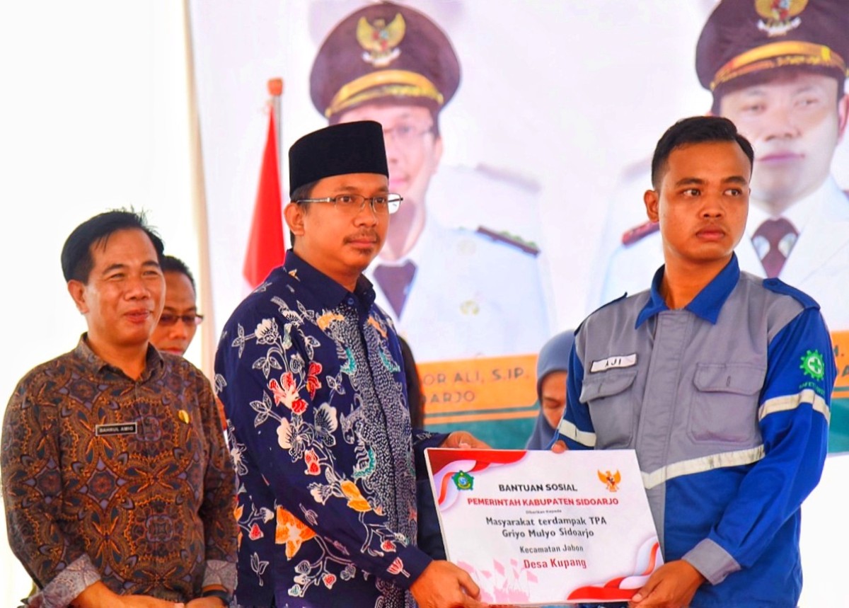 Bupati Sidoarjo Ahmad Muhdlor Ali salurkan bantuan senilai Rp1 miliar. (Foto: Humas Pemkab Sidoarjo for jatimnow.com)