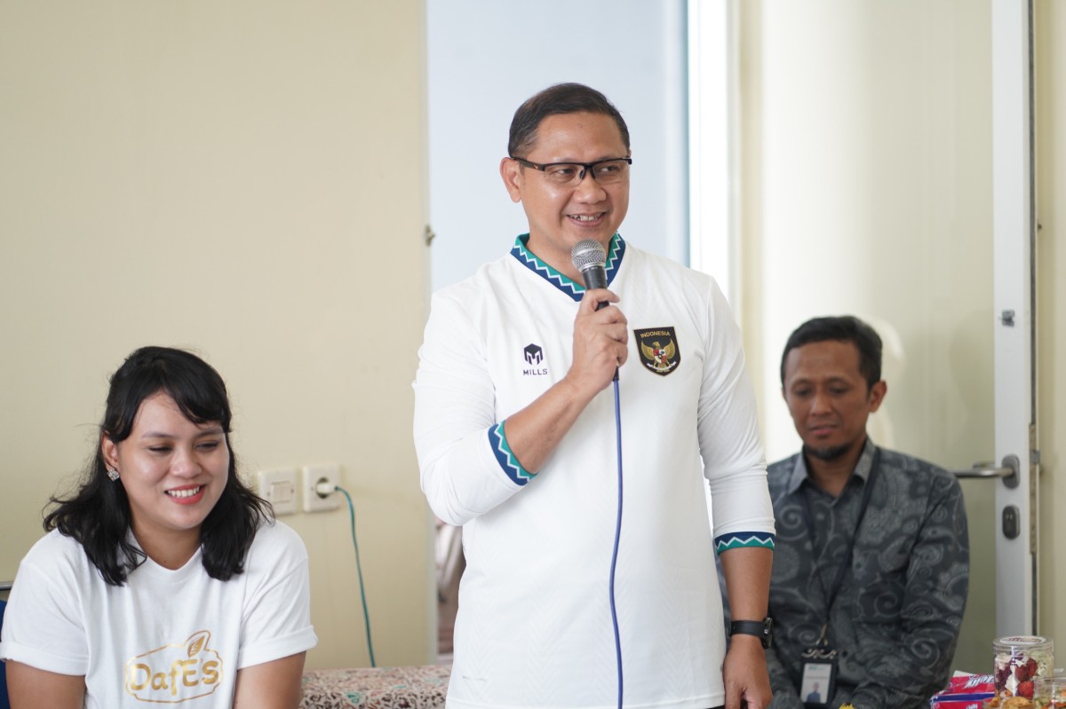 Pj Wali Kota Batu, Aries Agung Paewai saat menghadiri pelepasan produk keripik buah dan sayur ekspor ke Singapura. (Foto: Gerhana/jatimnow.com)