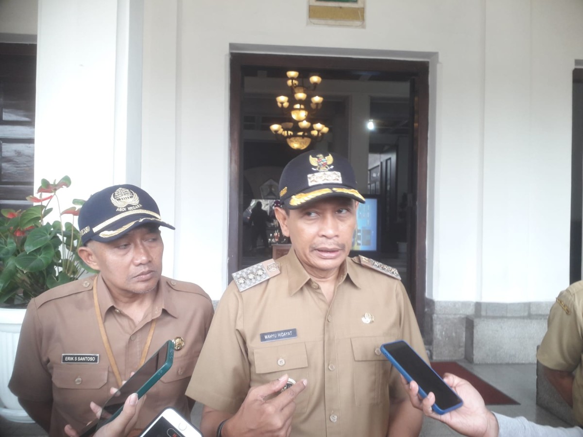 Pj Wali Kota Malang, Wahyu Hidayat usai apel pagi di Balai Kota Malang pada Senin (27/11/2023). (Foto: Gerhana/jatimnow.com)