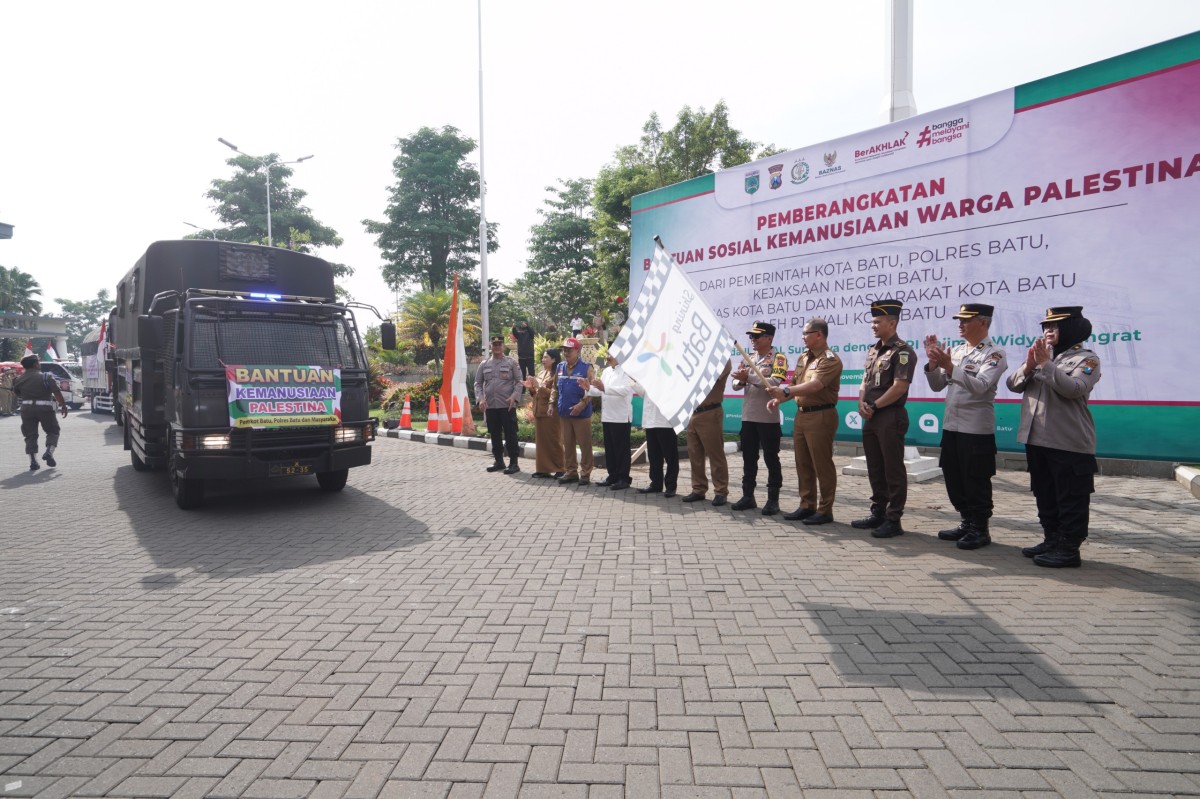Pj Wali Kota Batu, Aries Agung Paewai bersama Forkopimda saat memberangkatkan bantuan kemanusiaan untuk warga Palestina. (Foto: Prokopim Pemkot Batu)