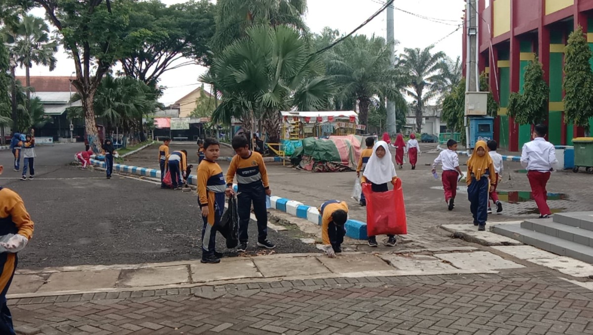 Para siswa saat membersihkan sampah di halaman Stadion Gelora Bangkalan. (Foto: Fathor Rahman/jatimnow.com)