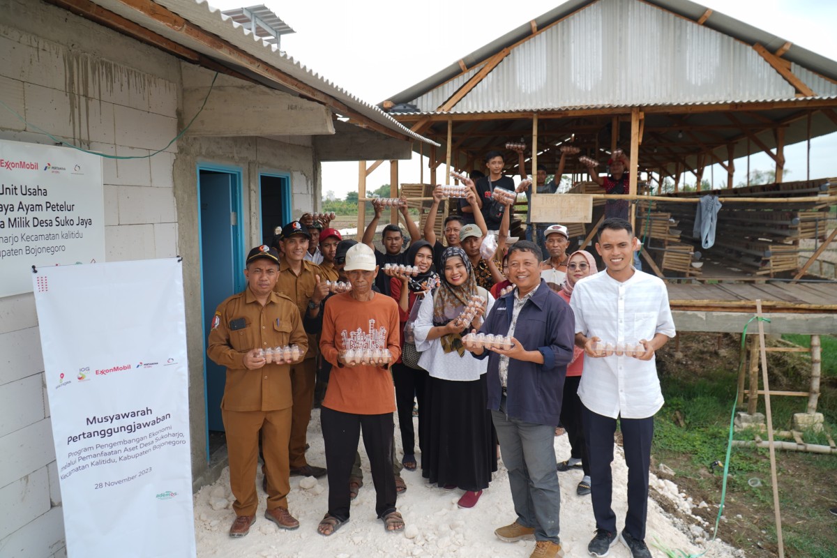 EMCL Bersama Ademos Serahkan Progam Ayam Petelur di Desa Sukoharjo Bojonegoro