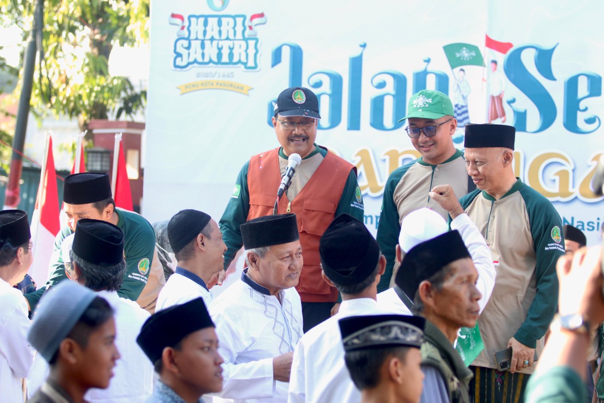 Wali Kota Pasuruan, Saifullah Yusuf (Gus Ipul) memberangkatkan ribuan peserta jalan sehat sarungan. (Foto: Humas Pemkot Pasuruan)