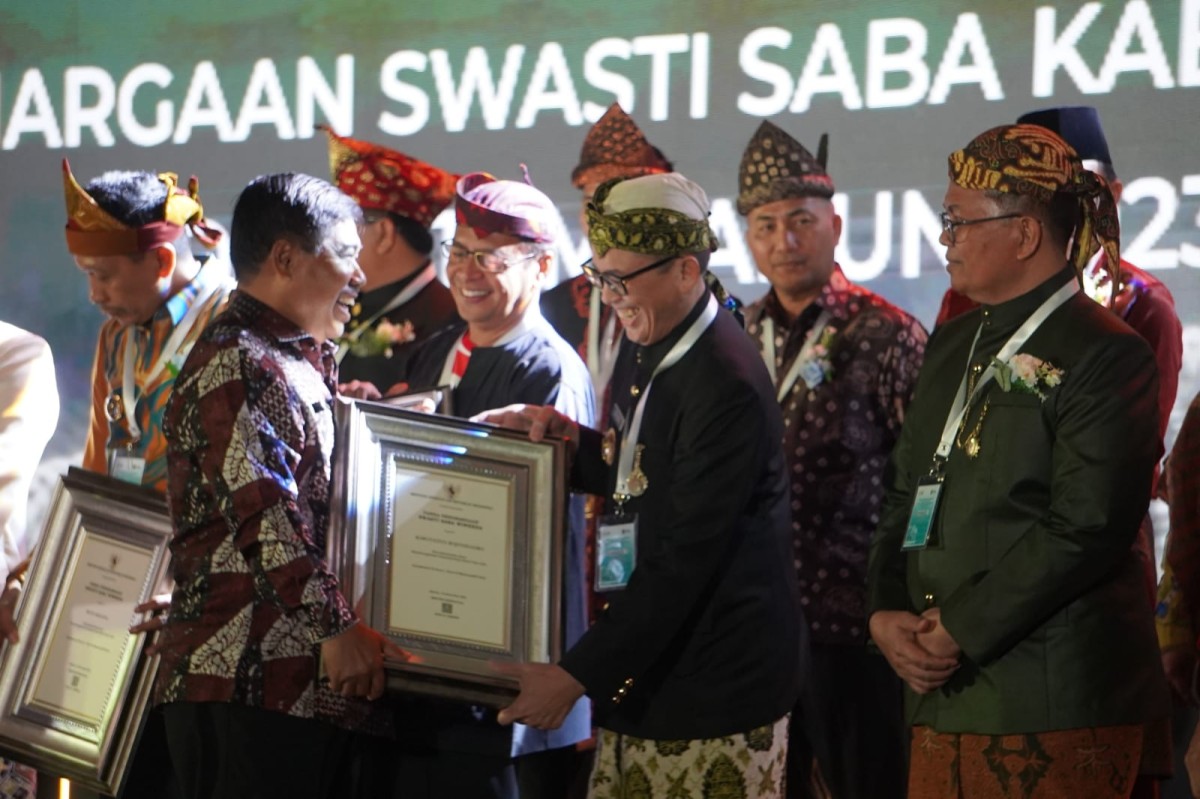 Pj Bupati Bojonegoro Adriyanto saat menerima penghargaan dari Kementerian Kesehatan RI (dok Pemkab Bojonegoro for jatimnow.com)