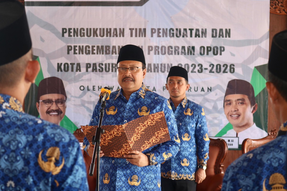 Wali Kota Pasuruan Saifullah Yusuf mengukuhkan Tim Penguatan dan Pengembangan Program OPOP Kota Pasuruan. (Foto: Humas Pemkot Pasuruan)