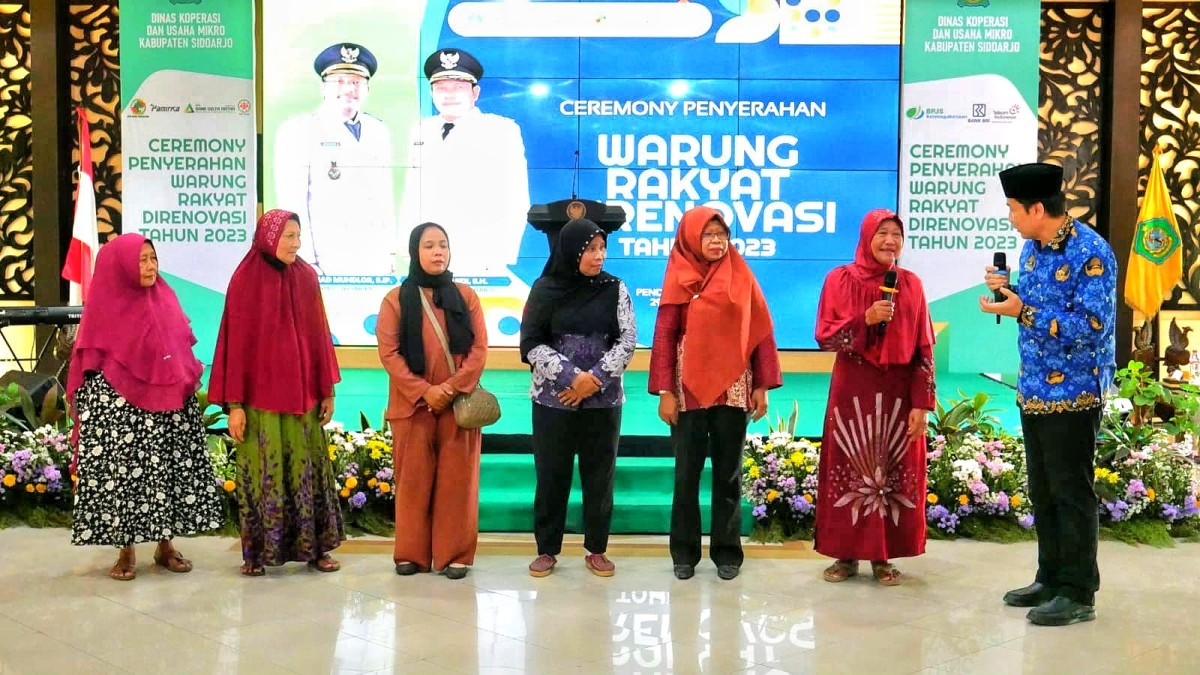 Seremoni penyerahan bantuan Program Warung Rakyat Direnovasi. (Foto: Humas Pemkab Sidoarjo for jatimnow.com)