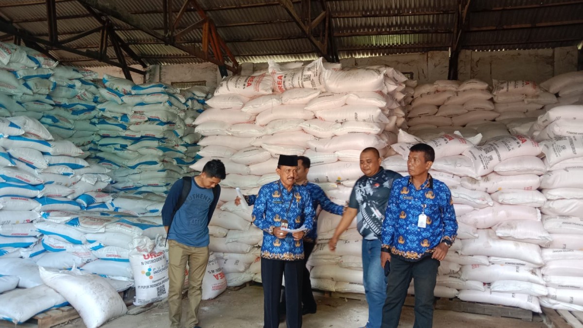 Sidak gudang pupuk di Bangkalan. (Foto: Fathor Rahman/jatimnow.com)