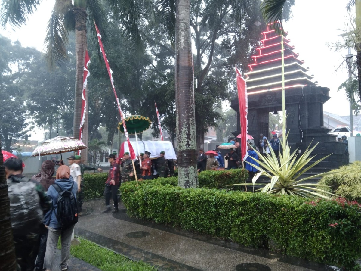 Jenazah mantan Wali Kota Batu, Eddy Rumpoko saat hendak menuju dimakamkan di Taman Makam Pahlawan Suropati Kota Batu. (Foto: Gerhana/jatimnow.com)