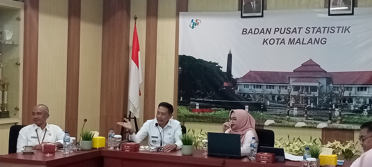 Kepala Badan Pusat Statistik (BPS) Kota Malang, Erny Fatma Setyoharini dan Pj Wali Kota Malang, Wahyu Hidayat saat berada di Kantor BPS Kota Malang pada Rabu (1/11/2023). (Foto: Gerhana/jatimnow.com)