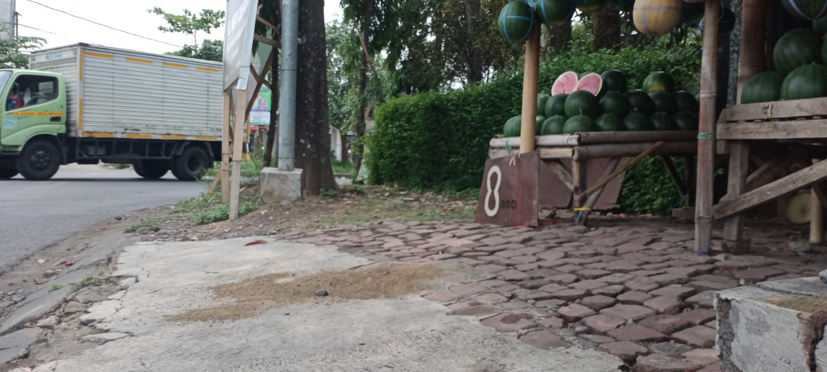Lokasi kejadian AM (52) tergeletak di kawasan Jalan Raya Sawojajar II, Dusun Kedoyo, Desa Mangliawan, Kecamatan Pakis, Kabupaten Malang. (Foto: Taufan for jatimnow.com)