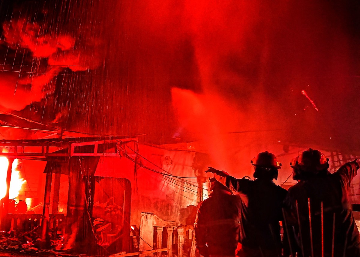 Tiga rumah terbakar di Sidoarjo. (Foto: Ahaddiini HM/jatimnow.com)