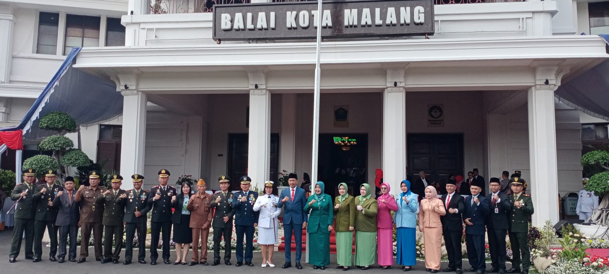 Pj Wali Kota Malang, Wahyu Hidayat bersama Forkopimda Kota Malang dan lainnya usai kegiatan upacara memperingati Hari Pahlawan di Balaikota Malang. (Foto: Gerhana/jatimnow.com)