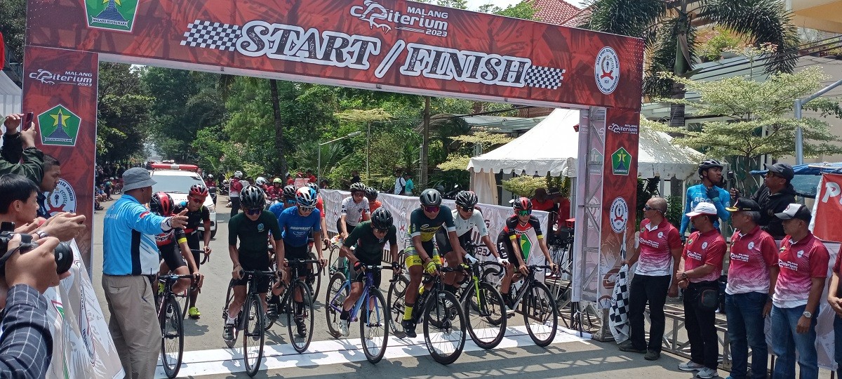 Para pembalap sepeda dalam kejuaraan balap sepeda berskala nasional bertajuk Malang Criterium 2023 di Sirkuit Lingkar Velodrom, Jalan Jonge, Kota Malang. (Foto: Gerhana/jatimnow.com)