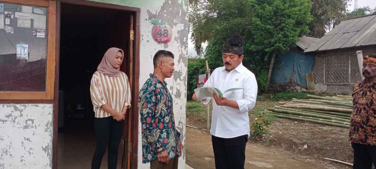 Menteri ATR/ BPN, Hadi Tjahjanto membagikan sejumlah 30 sertifikat redistribusi tanah kepada warga di Dusun Lemah Putih, Desa Sumberbrantas, Kecamatan Bumiaji, Kota Batu.