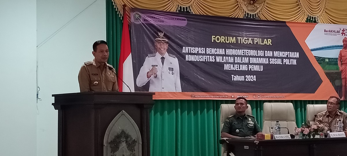 Pj Wali Kota Malang, Wahyu Hidayat (kiri) saat memberi sambutan di Aula Kantor Kecamatan Kedungkandang. (Foto: Gerhana/jatimnow.com)