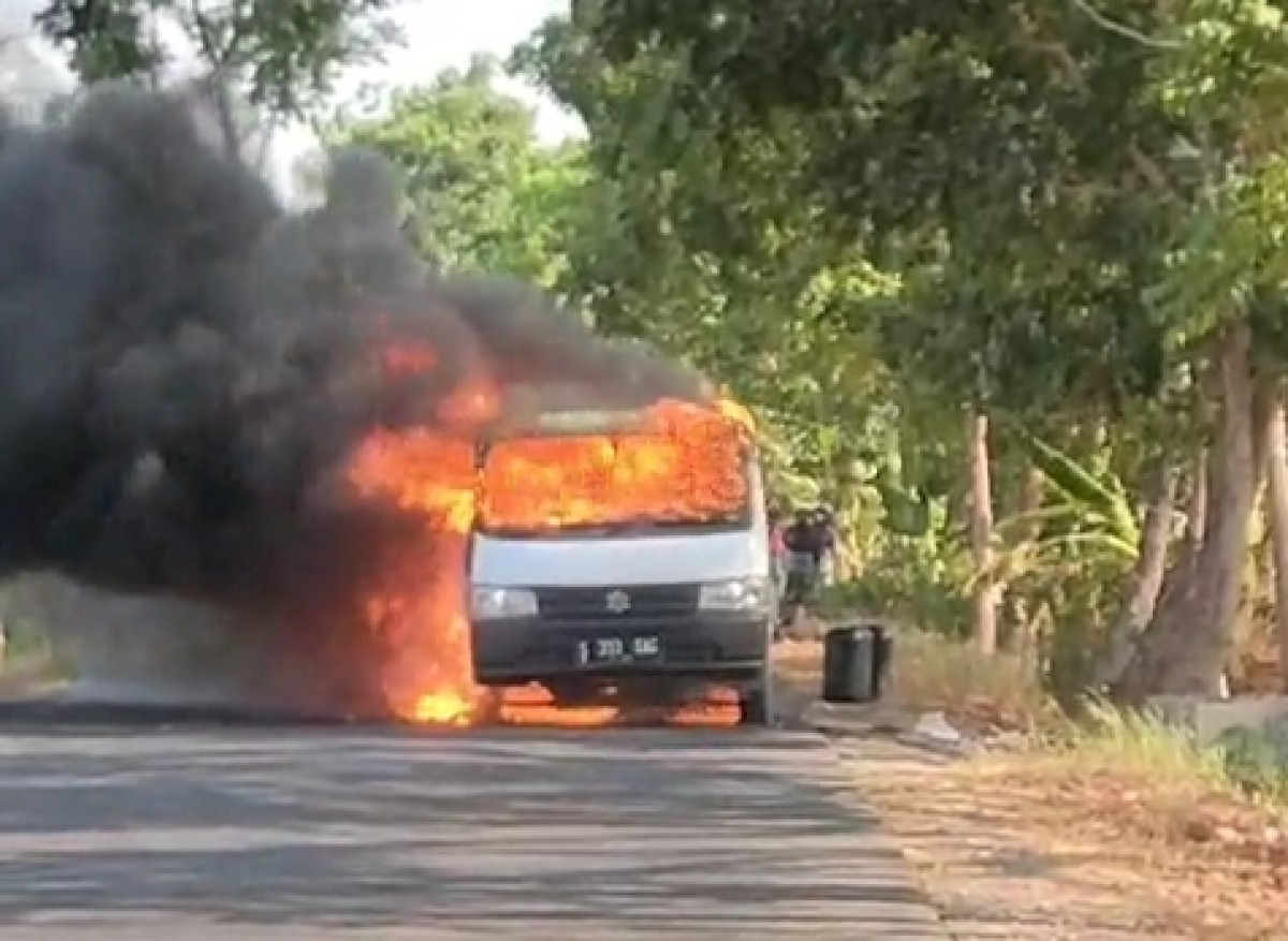 Mobil pikap pengangkut dua drum BBM yang terbakar. (Foto: Misbahul Munir/jatimnow.com)