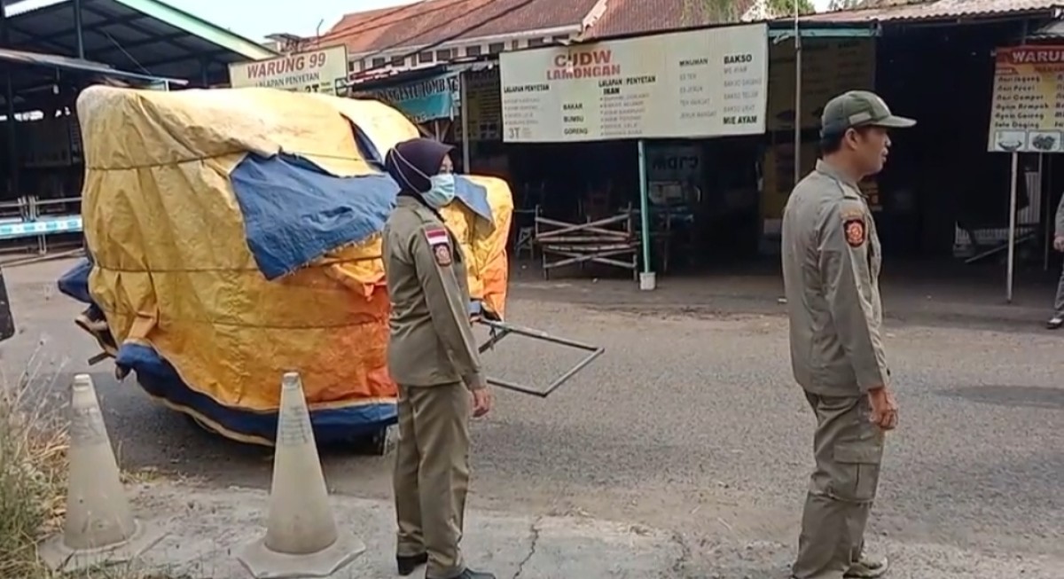 Penertiban PKL yang ada di halaman Stadion Gelora Bangkalan (SGB). (Foto: Fathor Rahman/jatimnow.com)