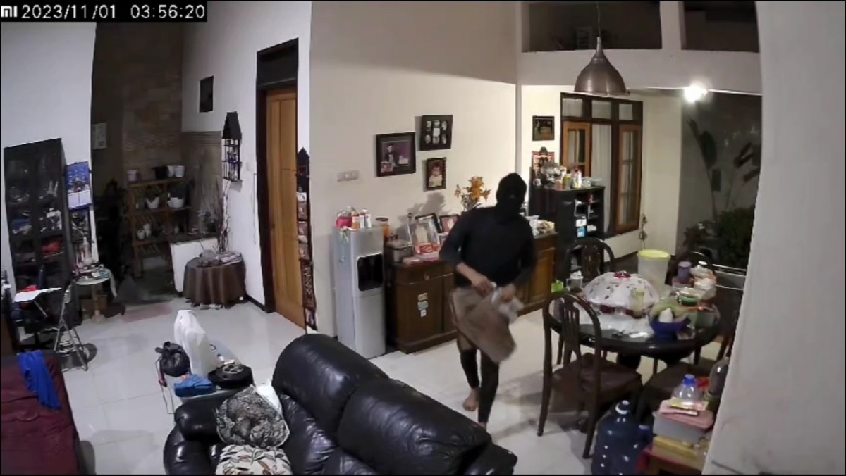 Maling Berkostum Ninja Beraksi di Kota Malang, Terekam CCTV