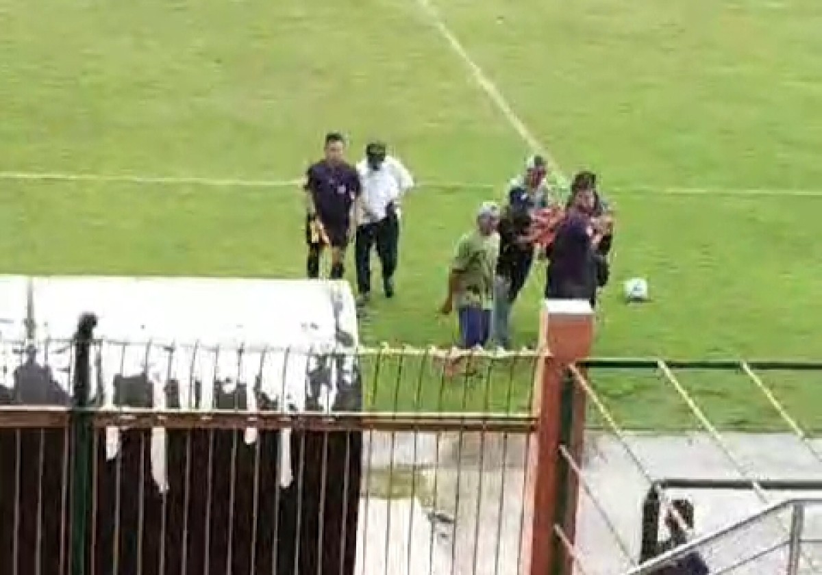 Tangkap layar video amatir warga saat pelajar SMP digotong keluar lapangan diduga usai tersambar petir (Foto: Misbahul Munir/jatimnow.com)