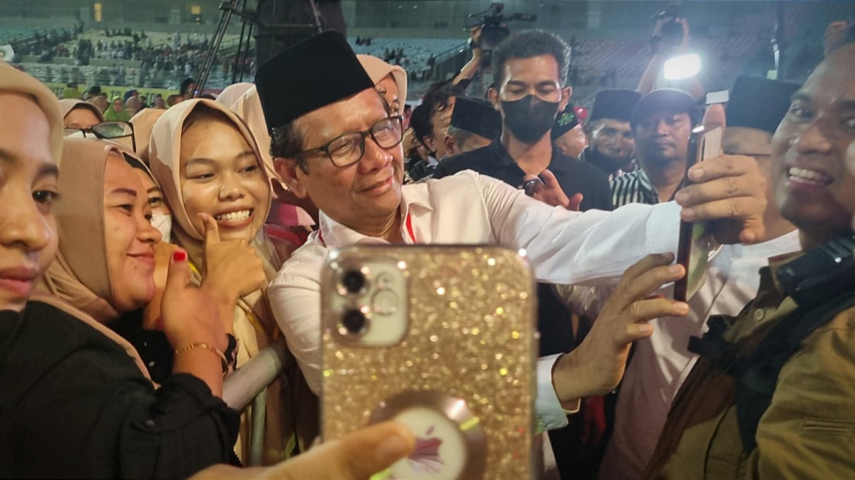 Mahfud MD saat berfoto bersama warga yang hadir di acara Doa Keselamatan Bangsa (Foto: Dok relawan Ganjar-Mahfud for jatimnow.com))