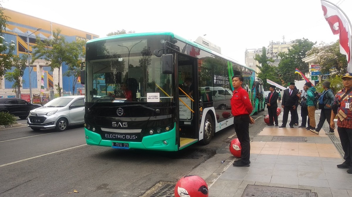 Komitmen Jaga Lingkungan, Pemkot Surabaya Hadirkan Feeder dan Bus Listrik