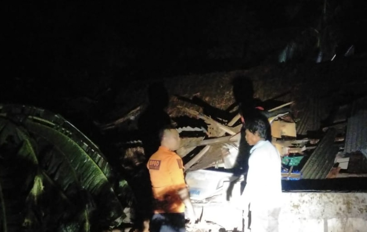 Petugas BPBD Bojonegoro saat meninjau lokasi rumah roboh akibat diterjang angin kencang di Kecamatan Kedungadem. (Foto: BPBD Bojonegoro for jatimnow.com)