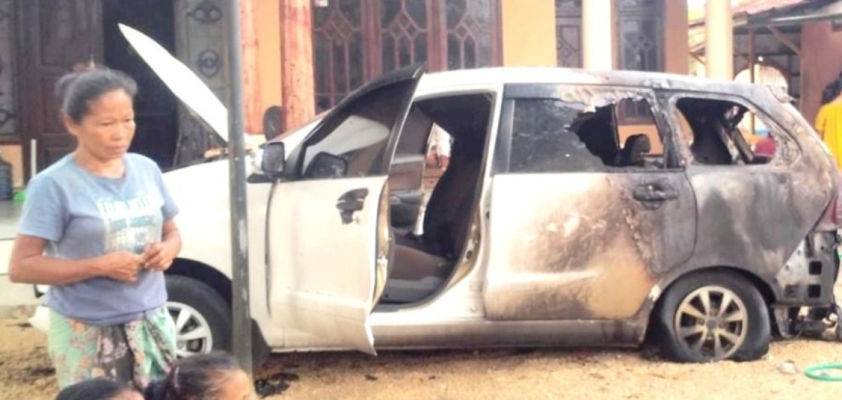 Mobil yang terbakar di teras rumah warga Sampang. (Foto: potongan gambar)