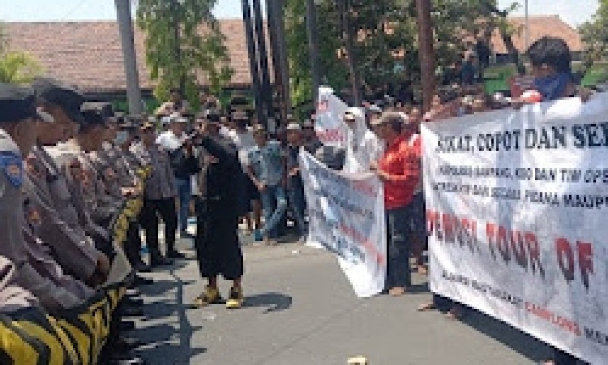 Warga Camplong mendatangi Mapolres Sampang.  (Foto: Fathor Rahman/jatimnow.com)