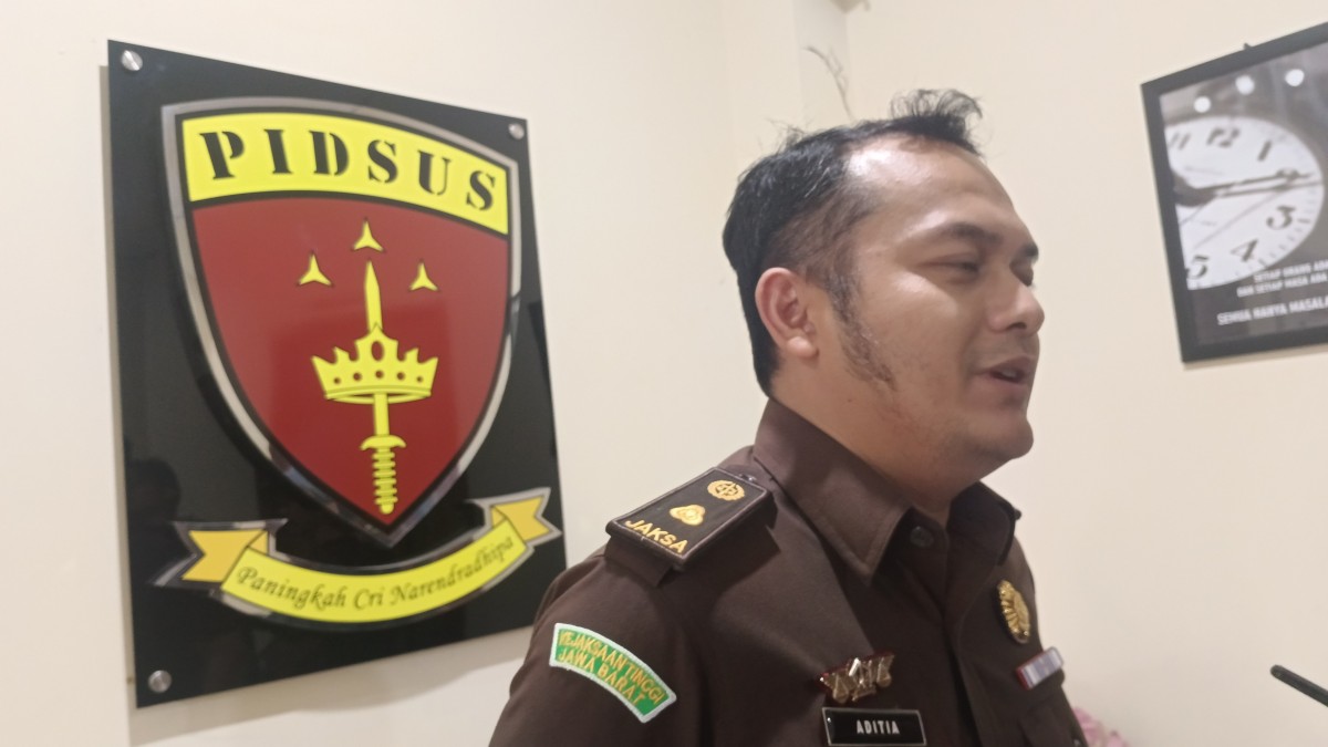 Kasi Pidsus Kejari Bojonegoro Aditya Sulaiman saat memberikan keterangan pada media. (Foto: Misbahul Munir/jatimnow.com)