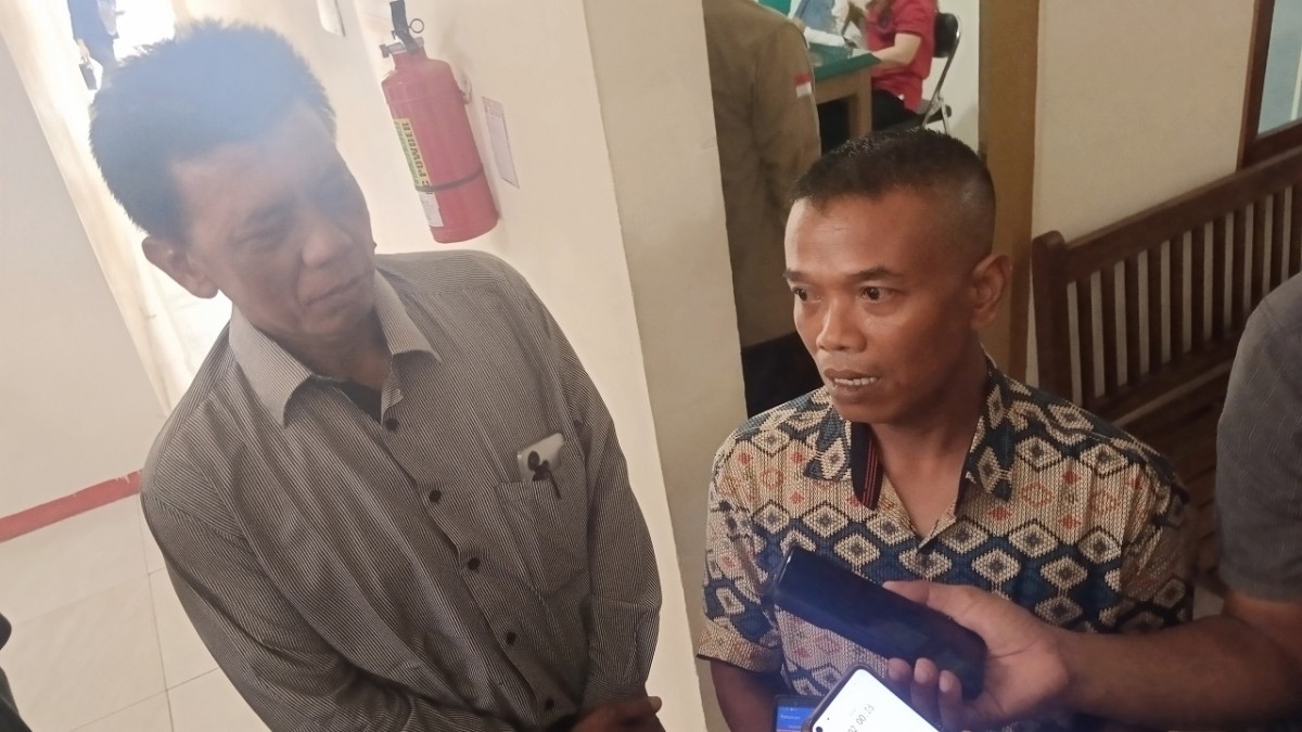 Munawar Cholil caleg Demokrat dapil 5 Bojonegoro (baju batik) saat memberikan keterangan usai mediasi. (Foto: Misbahul Munir/jatimnow.com)