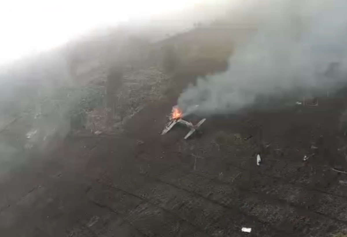 Tangkapan layar video amatir diduga pesawat jenis Super Tucano jatuh menabrak tebing di kawasan Gunung Bromo, Kabupaten Pasuruan, pada Kamis (16/11/2023). (Foto: media sosial)