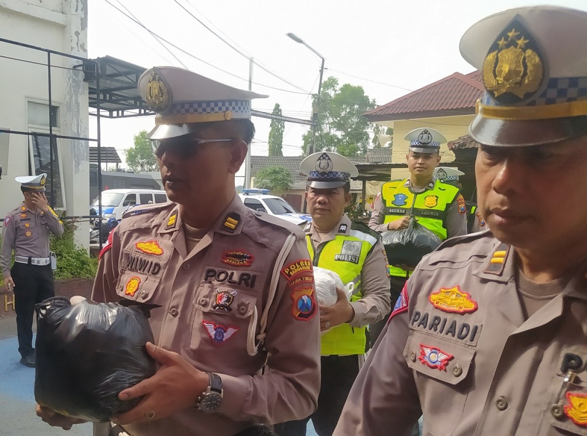 Polisi mengumpulkan bantuan untuk dikirim ke Palestina. (Foto: Fathor Rahman/jatimnow.com)