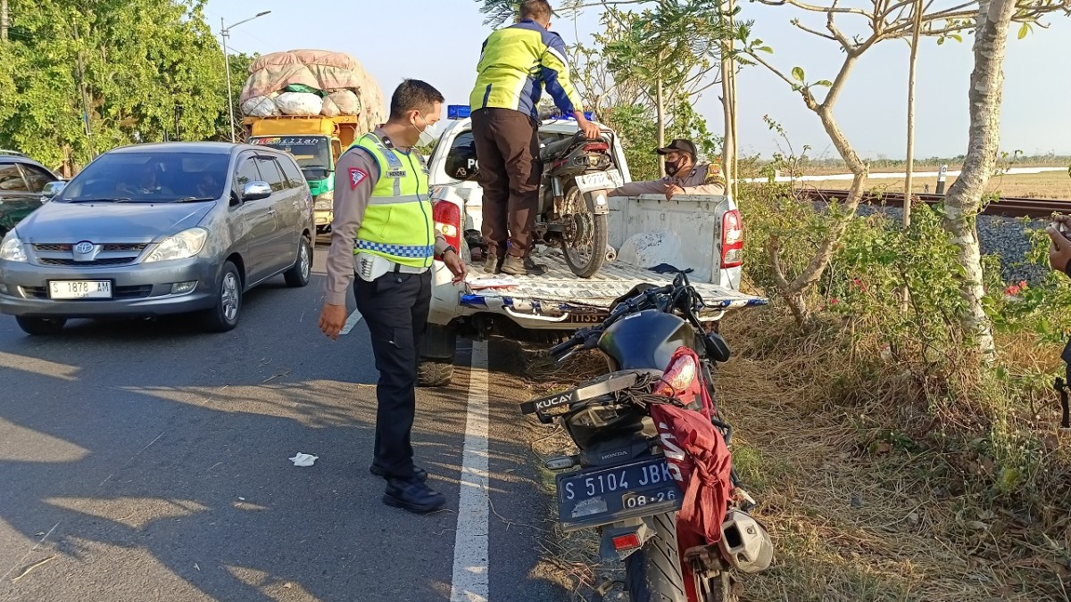 Petugas kepolisian dan medis saat proses evakuasi korban dan kendaraan (Misbahul Munir/jatimnow.com)