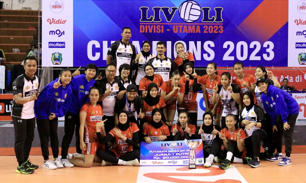 Tim Popsivo Polwan merayakan kemenangan usai kalahkan Petrokimia 3-2 di Final Livoli 2023. (Foto: Media officer Livoli for jatimnow.com)