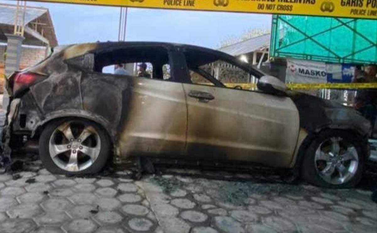 Mobil yang terbakar di halaman rumahnya. (Foto: Fathor Rahman/jatimnow.com)