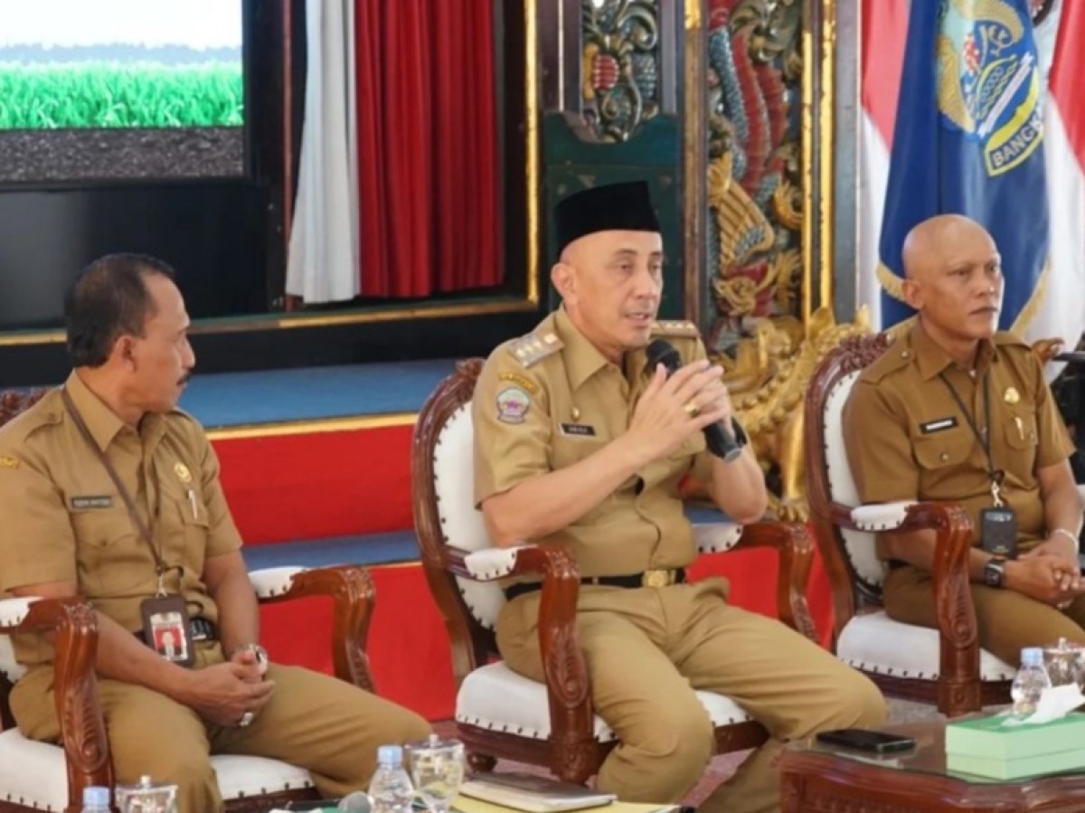 Pj Bupati Bangkalan, Arief M Edie (tengah). (Foto: Fathor Rahman/jatimnow.com)