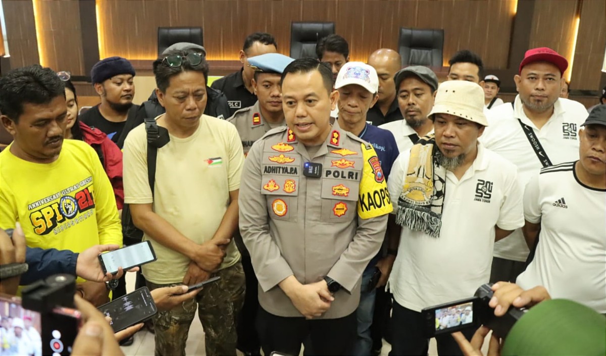 Kapolres Gresik AKBP Adhitya Panji Anom bersama perwakilan suporter Jawa Timur (Foto: Humas Polres Gresik for jatimnow.com)